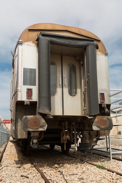 古い鉄道車両が線路に立っている