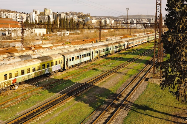 Foto vecchia ferrovia in primavera a tbilisi