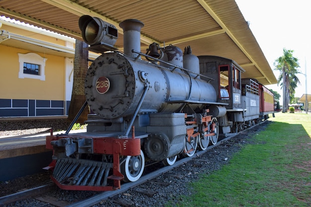 ブラジルのマリア・フマカとして知られる古い鉄道駅の蒸気機関車