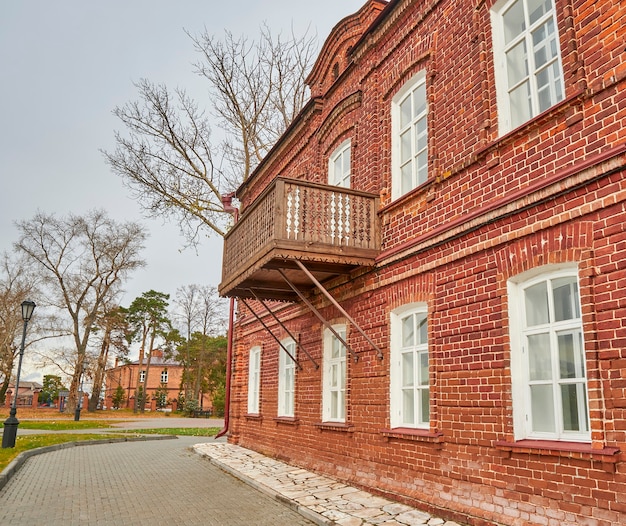 Foto vecchio edificio in mattoni rossi con balcone in legno intagliato. kazan