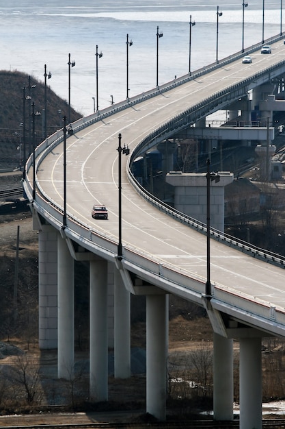 Фото Старый красный автомобиль на мосту