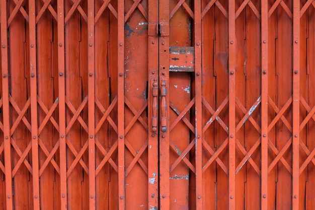 Старая красная ржавая античная стальная дверь скольжения