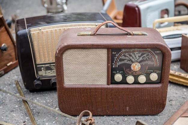 Vecchia radio antica retrò su sfondo vintage