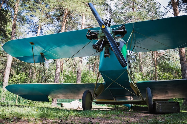 Foto vecchio biplano retrò su un aerodromo di foresta