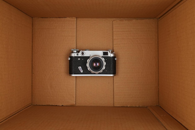 Старая ретро-камера на дне коробки