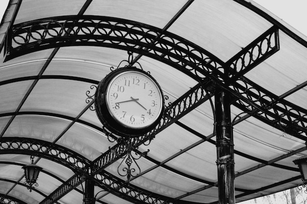 Foto vecchio orologio retrò di una stazione centrale