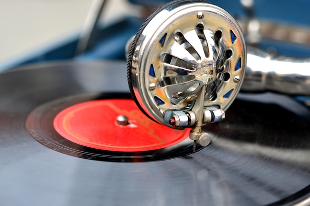 Foto un vecchio disco retrò suonato su un vecchio grammofono vintage al mercato delle pulci lavoro di un vecchio gramofono portatile