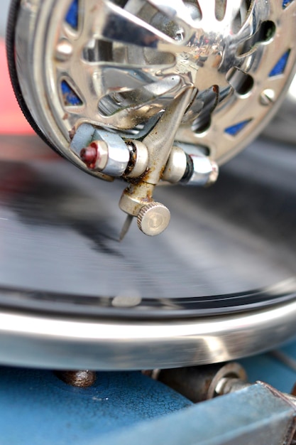 Foto un vecchio disco retrò suonato su un vecchio grammofono vintage al mercato delle pulci lavoro di un vecchio gramofono portatile