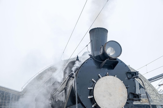 古いレトロな蒸気機関車がリヴィウ駅をクローズアップ