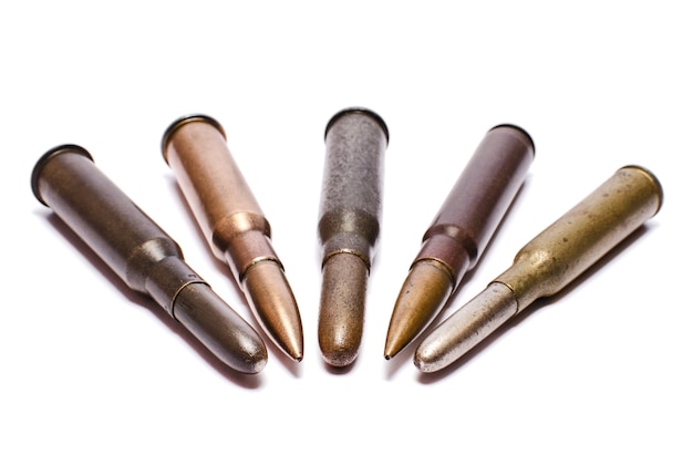 Photo the old rifle cartridges on white surface