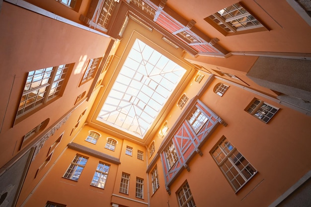Старая Рига Латвия стеклянная крыша исторического восстановленного прохода через внутренний двор