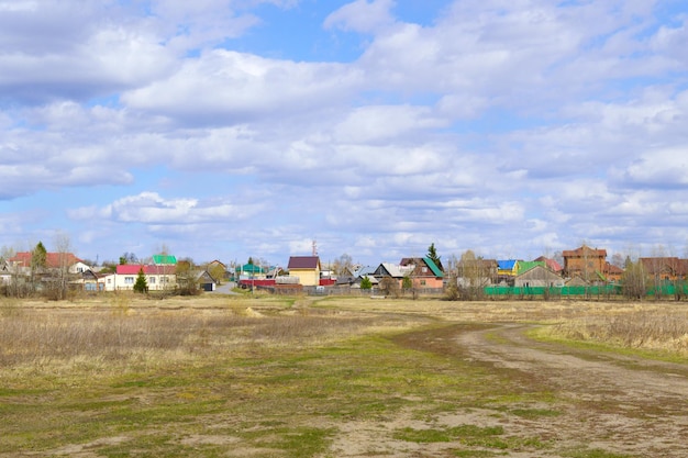 Старая дорога, ведущая в деревню, ранняя весна, поле, красивое небо, место для текста