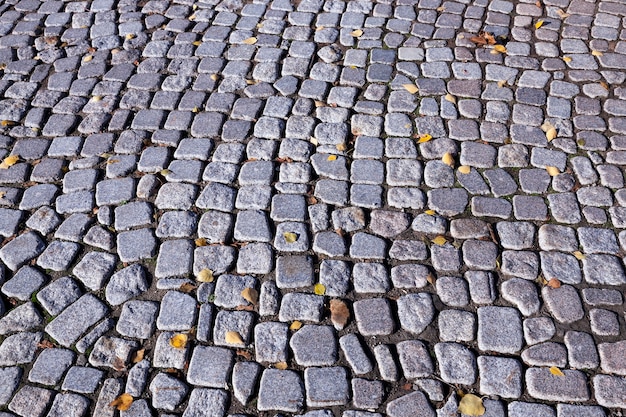 Photo the old road, made of rocks and boulders, photographed close-up