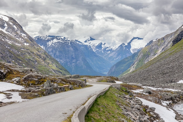 ノルウェーの雲に囲まれた山の古い道。