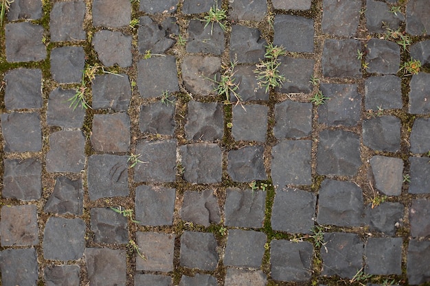 Una vecchia strada lastricata di pietre di granito.