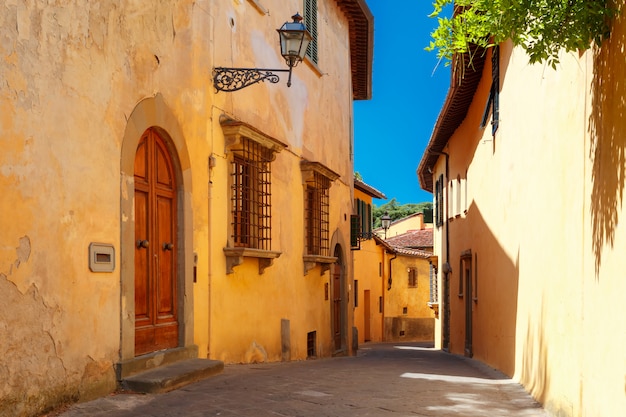 Vecchia via romana di firenze in toscana, italia