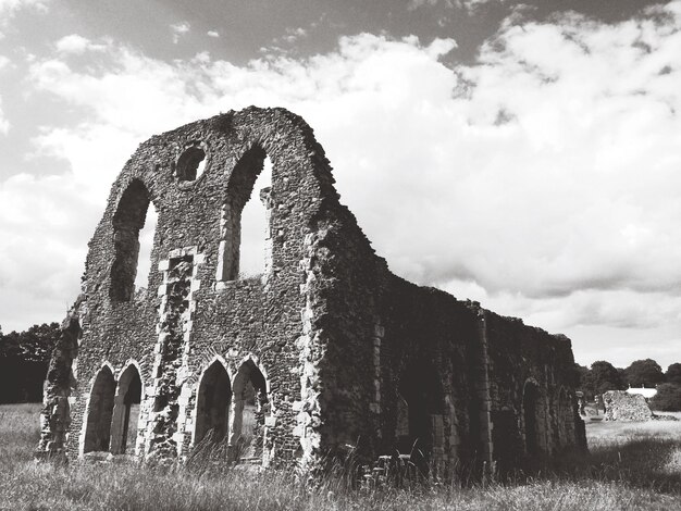 Foto vecchie rovine contro un cielo nuvoloso