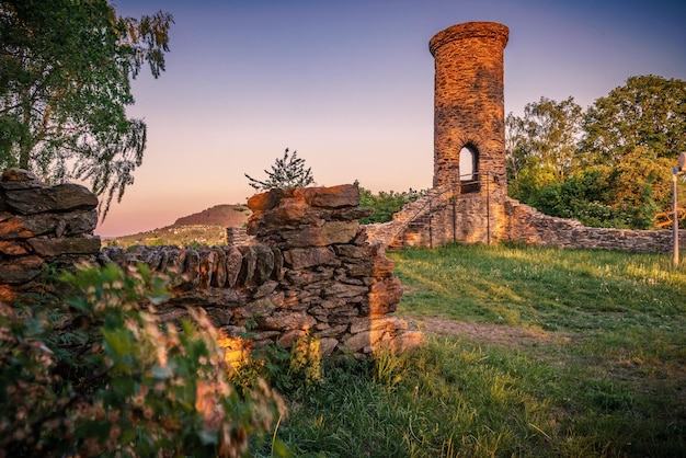 Foto vecchio edificio in rovina contro il cielo