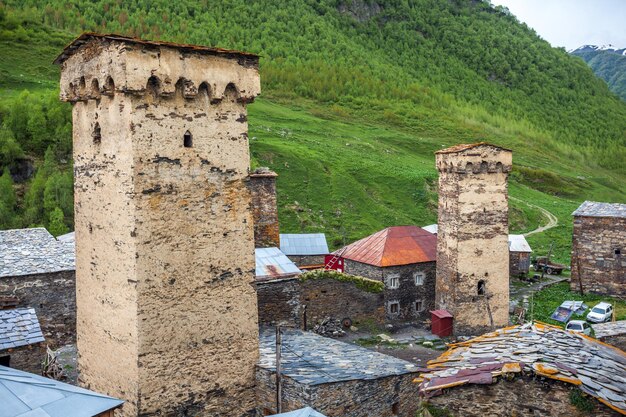 Фото Старое руины здания на дереве горы на фоне неба