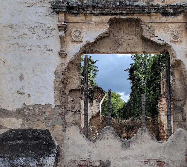 古い廃墟の建物