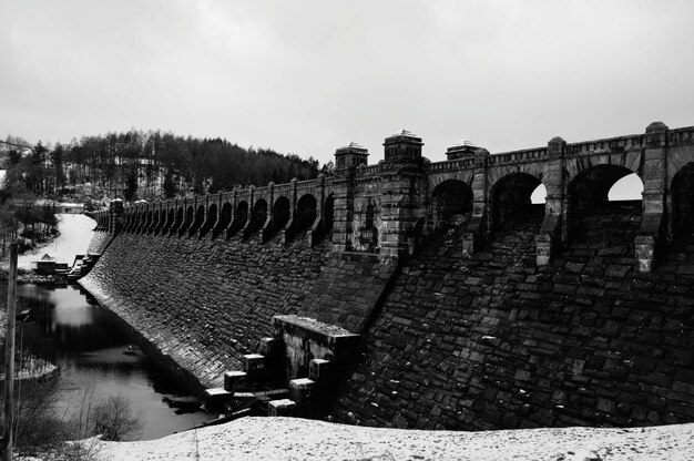 Foto vecchia struttura in rovina contro il cielo