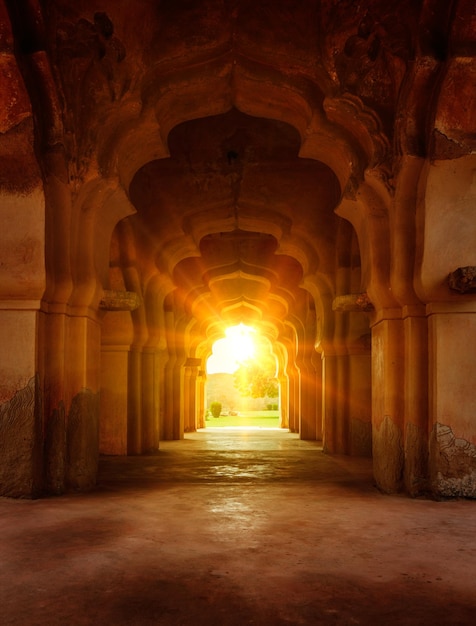 Photo old ruined arch in ancient palace at sunset india