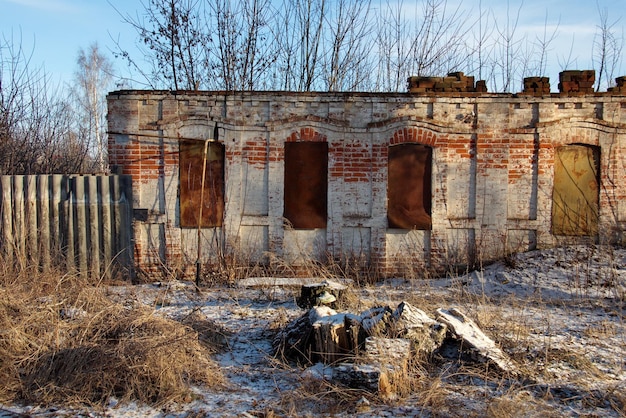 An old ruined brick house on one of the streets of the city