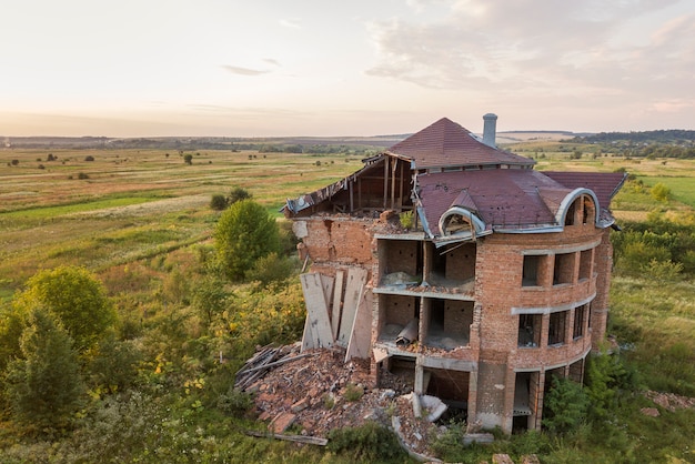 Фото Старое разрушенное здание после землетрясения. разрушенный кирпичный дом.