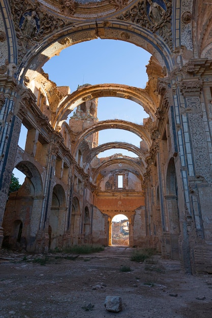 스페인 아라곤의 사라고사 자치 지역에 있는 벨카이트(Belchite) 구시가지에 있는 오래된 폐허가 된 교회