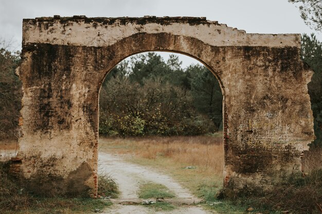 Photo old ruined construction wall