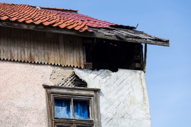 Vecchia casa in rovina contro il cielo blu.