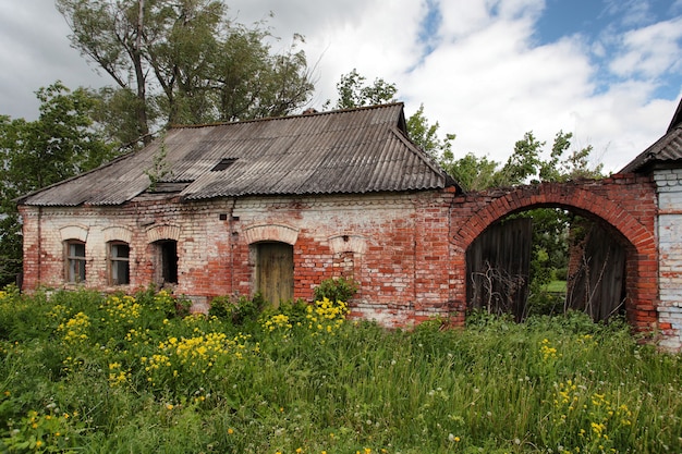 Старый, разрушенный дом в сельской местности.