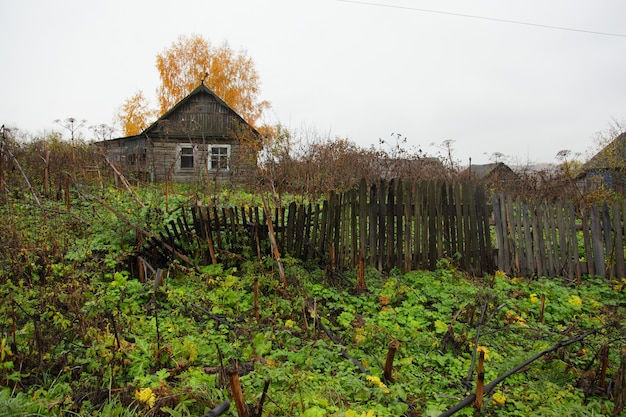 Старый, разрушенный дом в сельской местности.