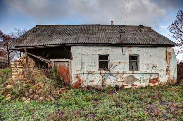 Старый, разрушенный дом в сельской местности.