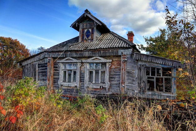 Фото Старый, разрушенный дом в сельской местности.