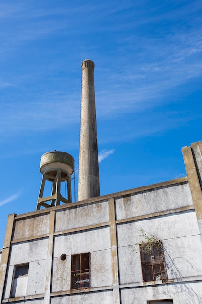 Foto vecchia fabbrica industriale in rovina con cielo blu in uruguay