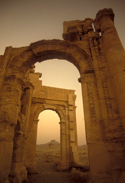 Photo old ruins at desert during sunset