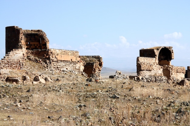 Foto vecchie rovine sul campo contro il cielo