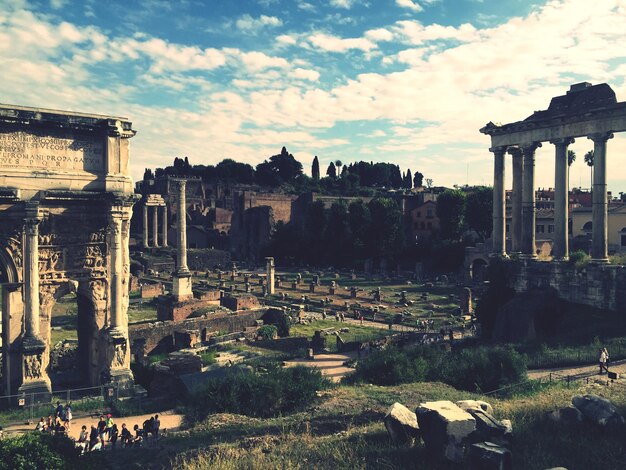 Foto vecchie rovine sul paesaggio contro il cielo