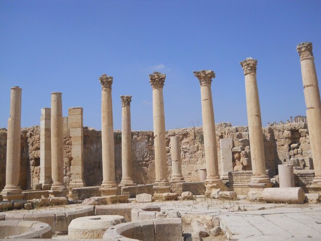 Foto vecchie rovine di tempio contro un cielo limpido