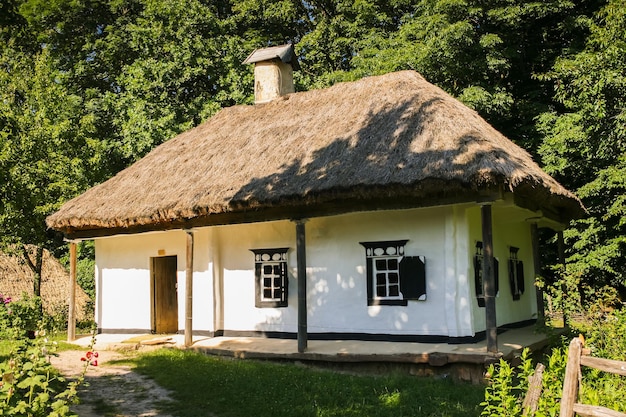 Старый сельский дом в летний сезон