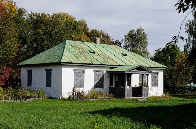 Фото Старый сельский дом с соломенной крышей