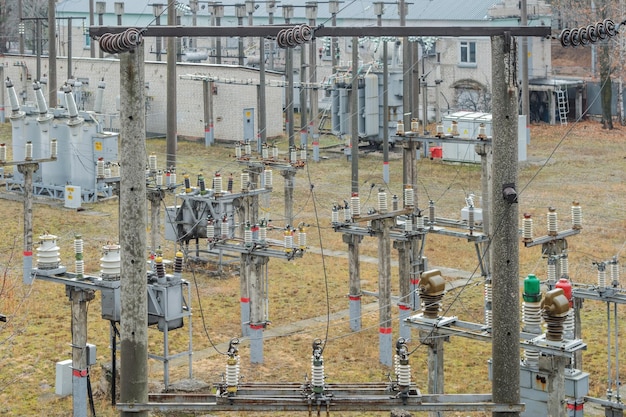 古い田舎の鉄道高電圧変電所