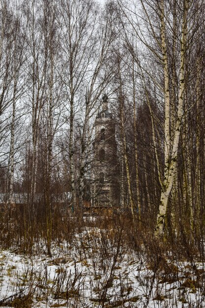 森の中の古いロシア教会