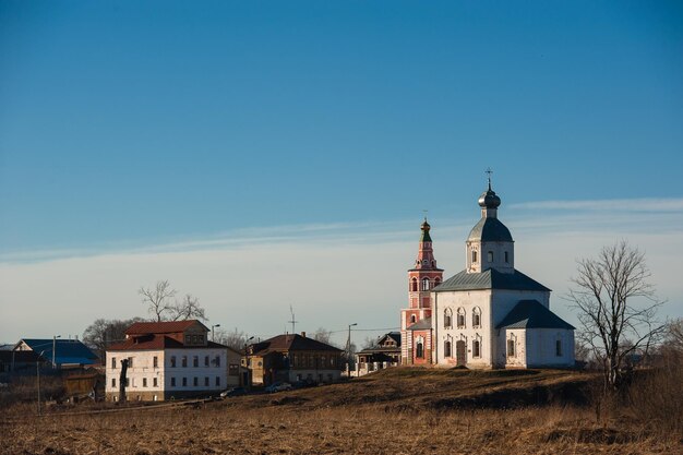 教会のある古いロシアの町の風景スーズダリの街並みの眺め