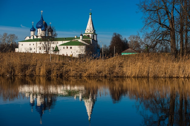 教会のある古いロシアの町の風景。スーズダリの街並みの眺め。