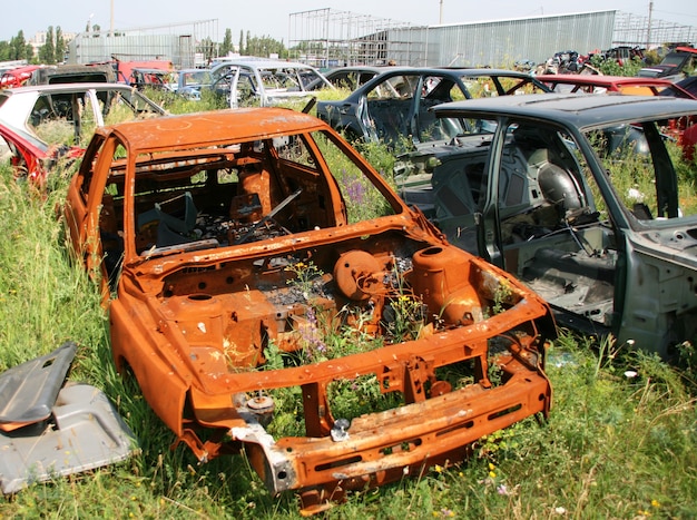 Vecchia automobile arrugginita