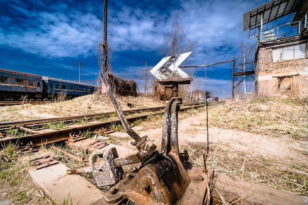 鉄道の領土のレールに立っている古くてさびたコンテナ全長図輸送コンセプト