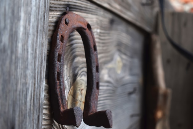 Photo old rusty horseshoe on a wooden background