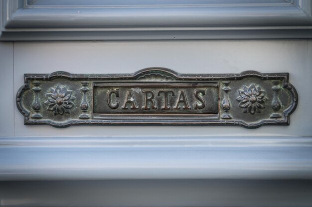 Photo old rusty mailbox with the word letters in spanish cartas